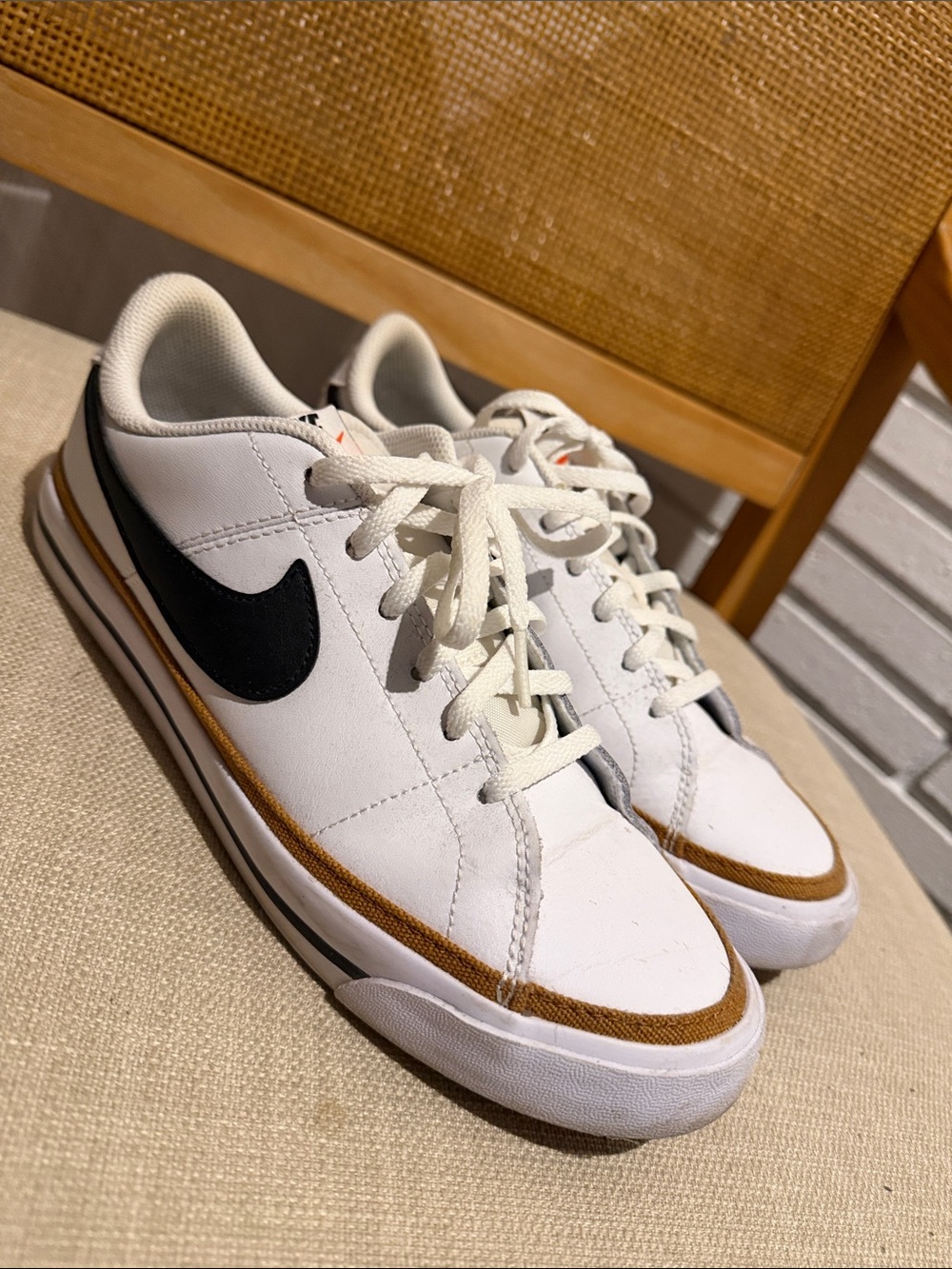 Nike Court Legacy White Black Gum Sneakers 7Y / Women’s 8.5